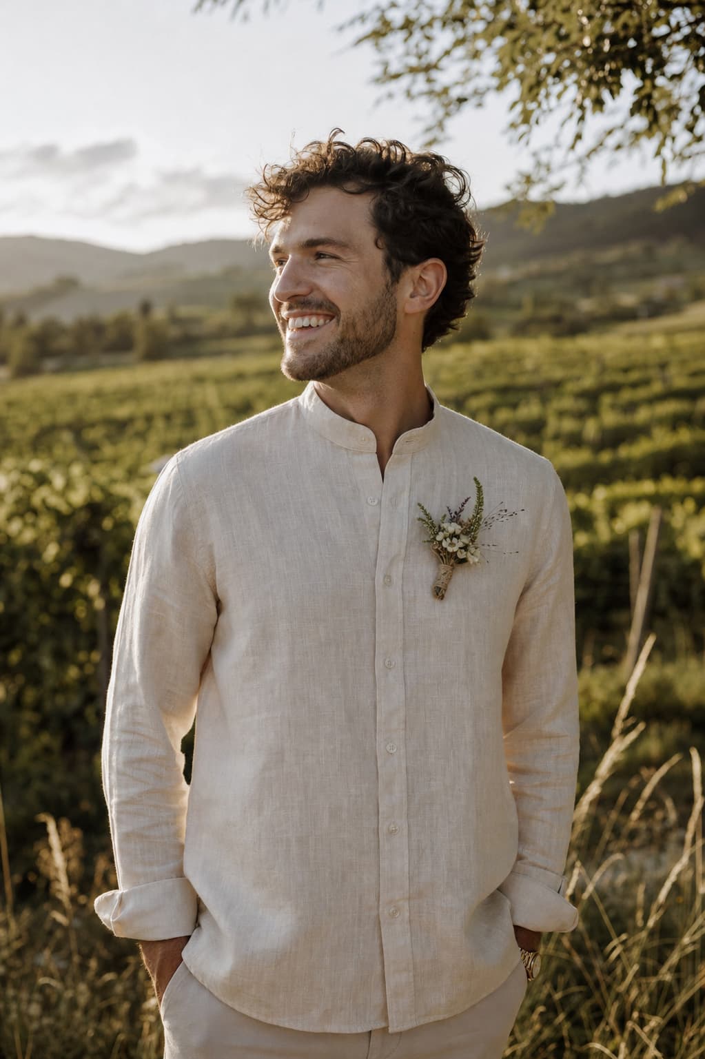 Un homme souriant vêtu d
