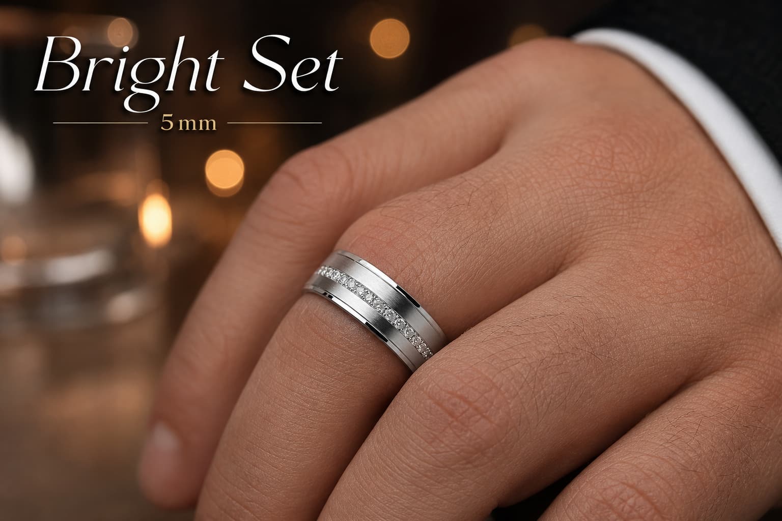 Une alliance en argent de 5 mm avec une ligne de pierres scintillantes sur une main masculine, dans un cadre de soirée tamisée, avec le texte