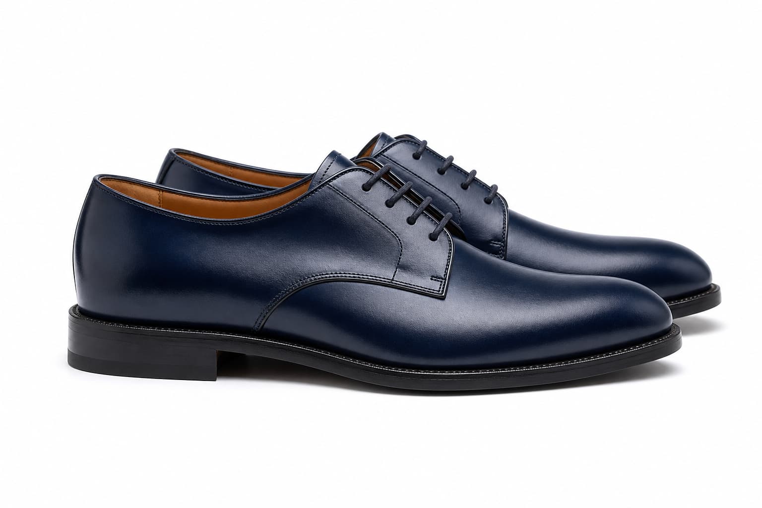 Chaussures derby en cuir lisse bleu marine vues de profil, avec coutures apparentes et fermeture à lacets, sur fond blanc.