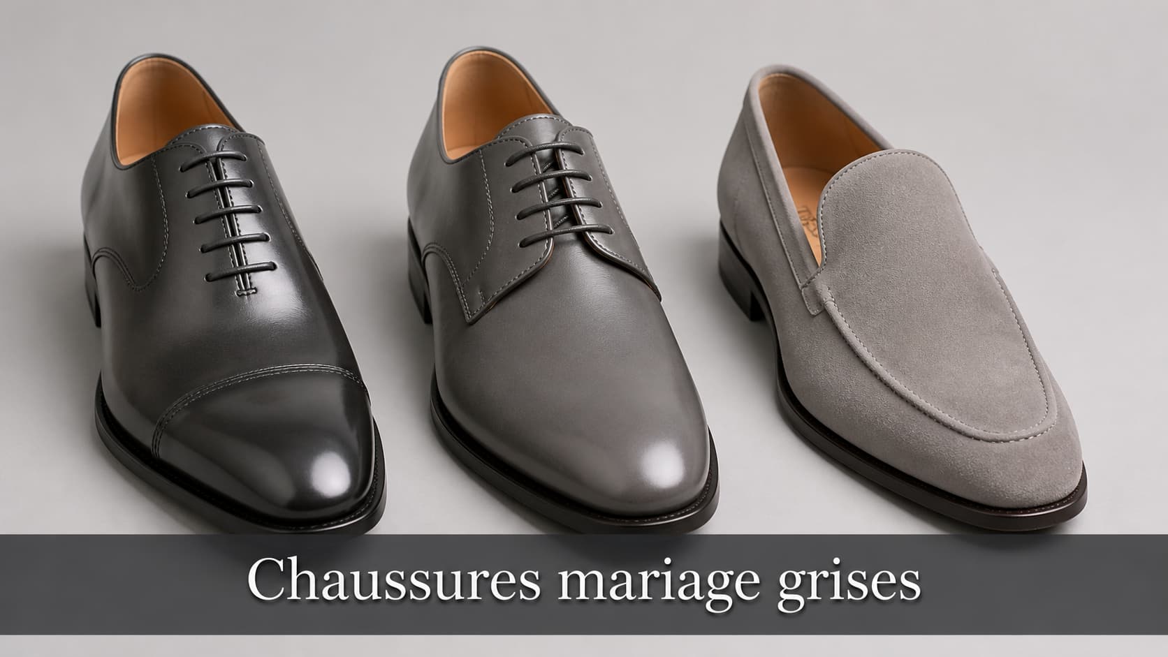 Trois chaussures de mariage grises alignées sur fond neutre : un richelieu à laçage fermé, un derby à laçage ouvert et un mocassin sans lacet, avec le texte